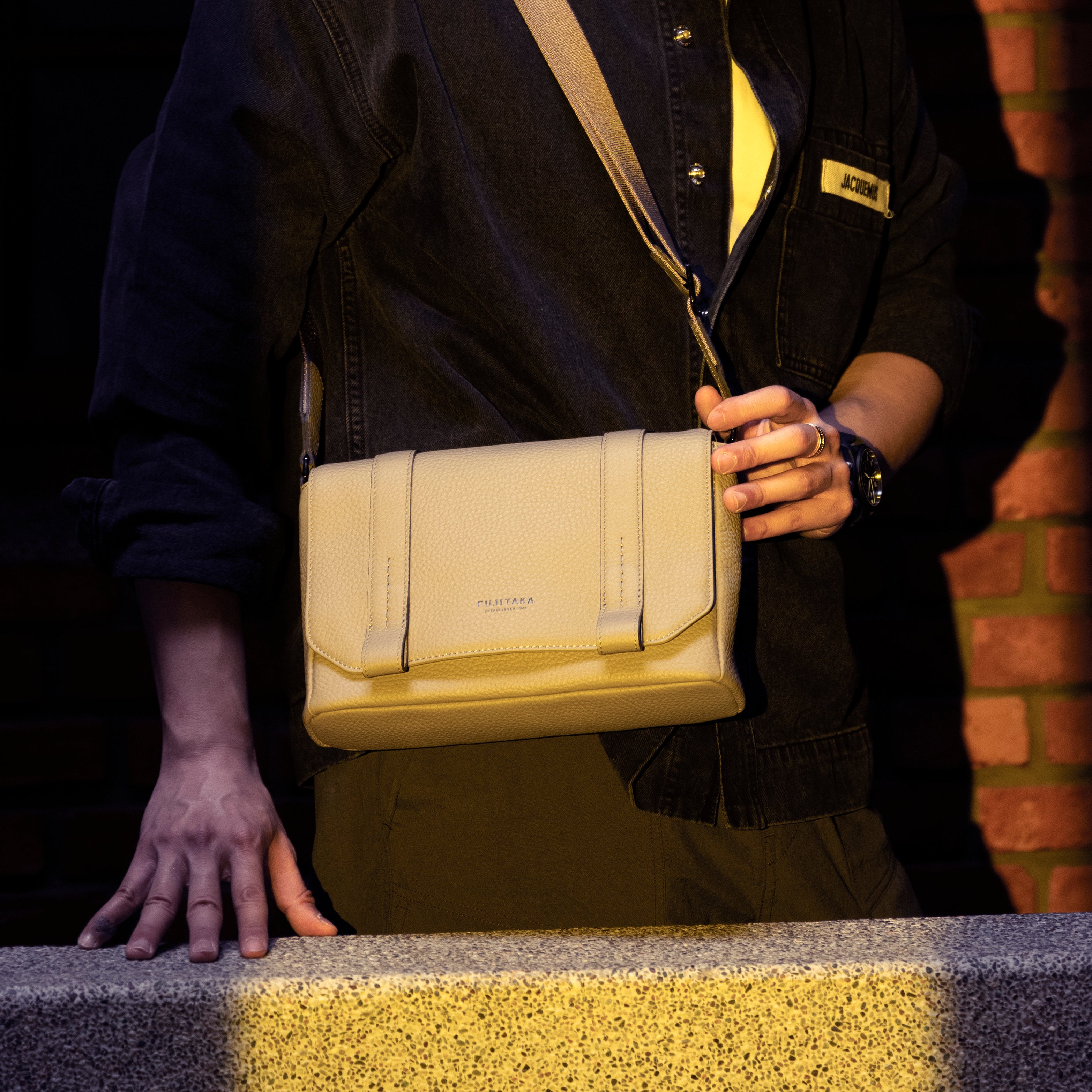 FUJITAKA|Alta 迷你皮革郵差包 (卡其棕)