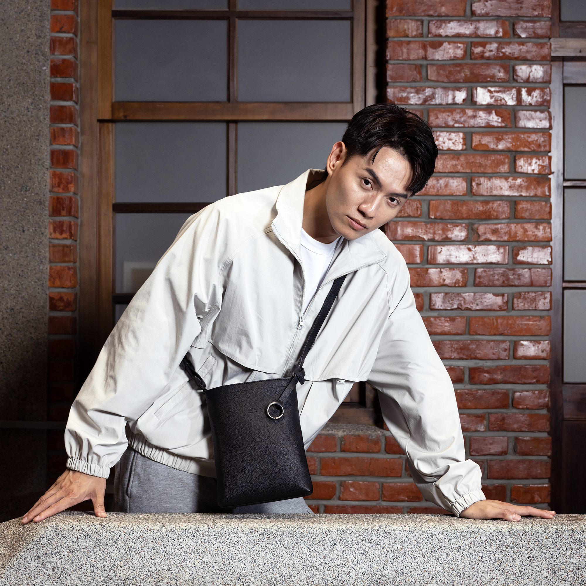 FUJITAKA|Extra Soft 皮革肩揹包 (黑色)