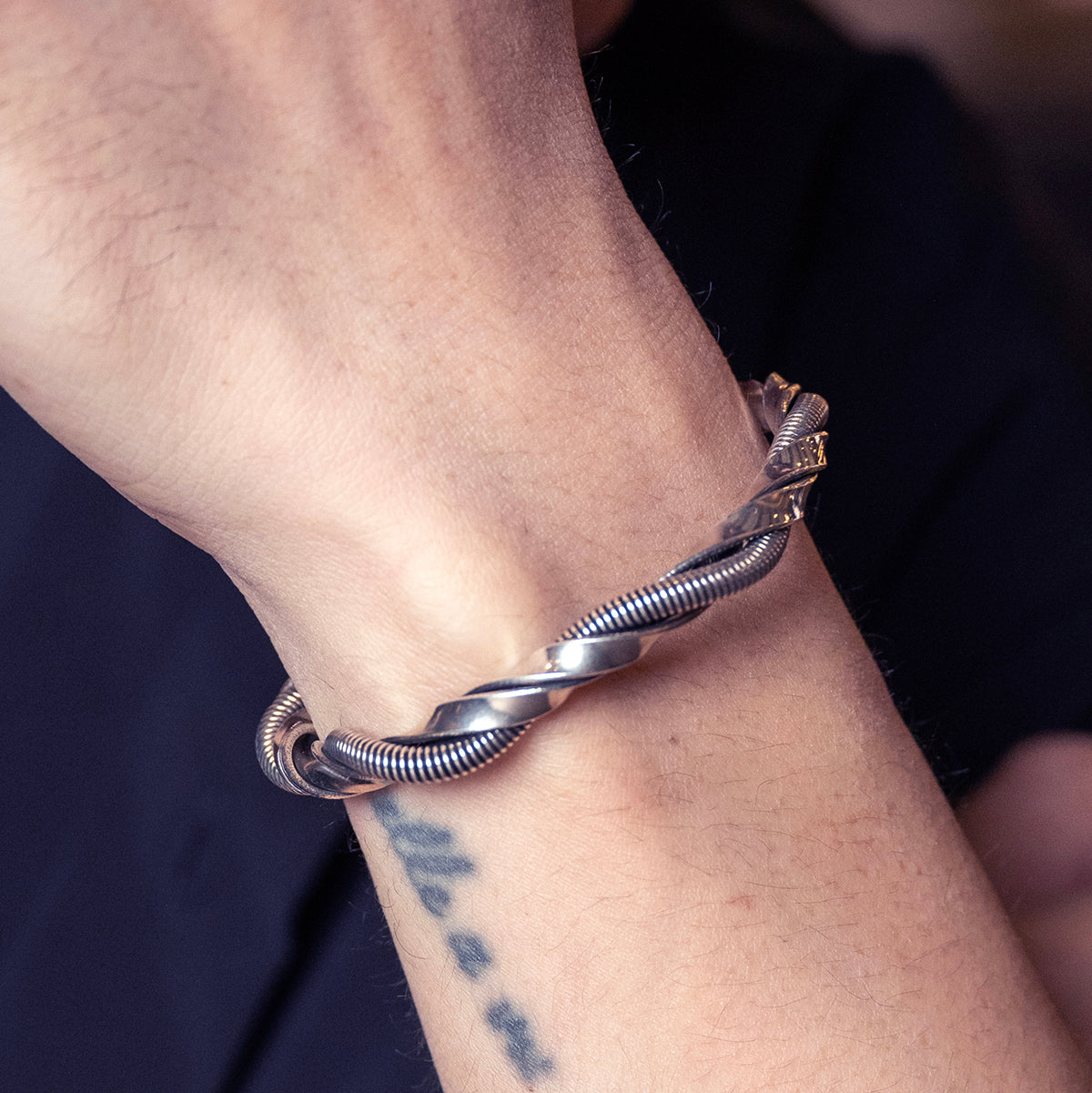 SING A SONG|一弦一念 都會扭轉 金屬手鐲