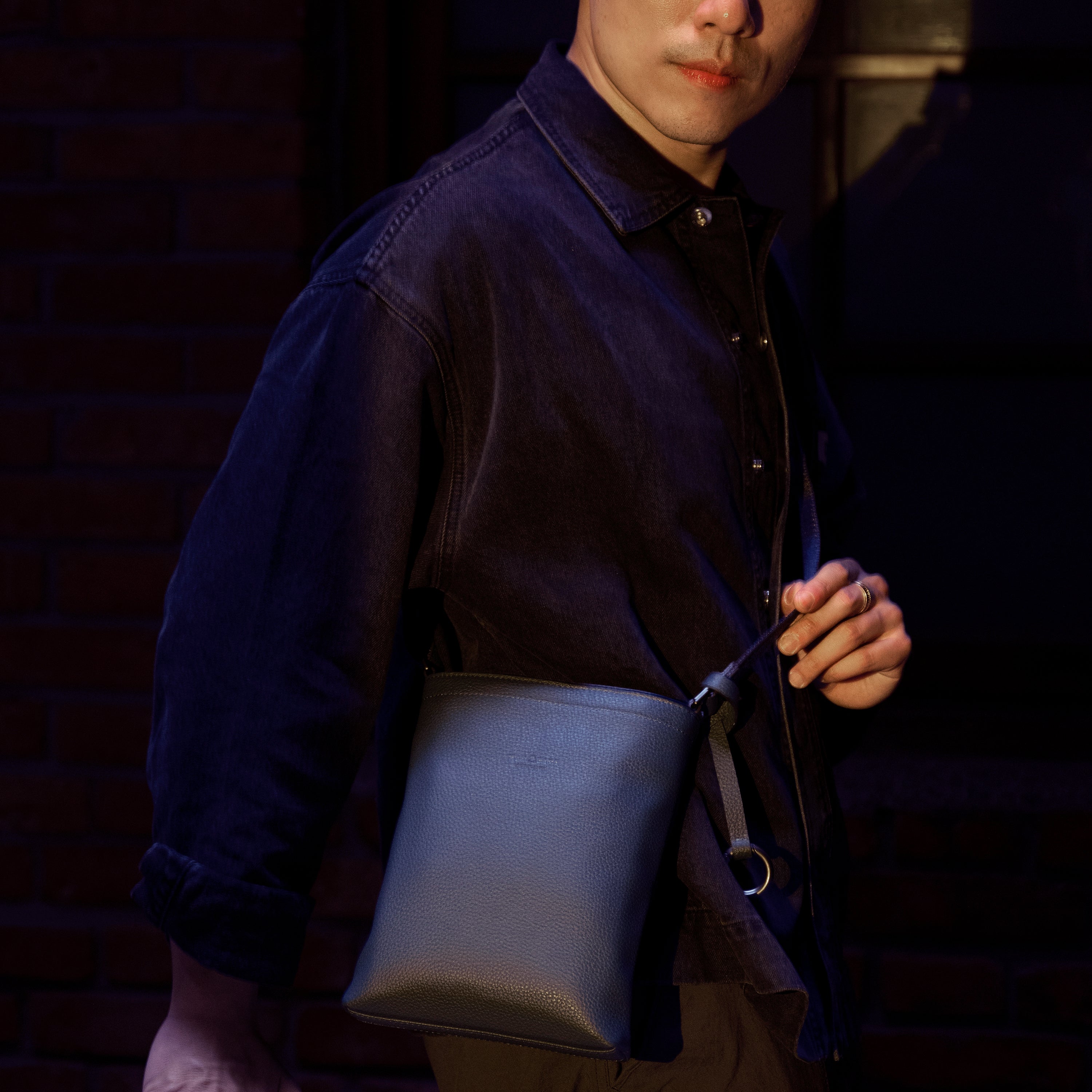 FUJITAKA｜Extra Soft 皮革肩揹包 (藍色）