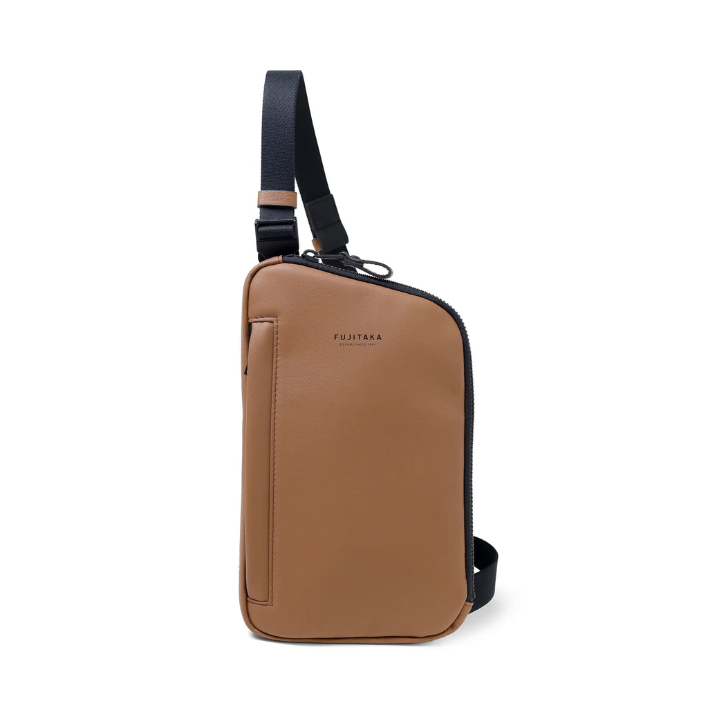FUJITAKA｜Locus 梯形皮革斜揹小包 (咖啡色）