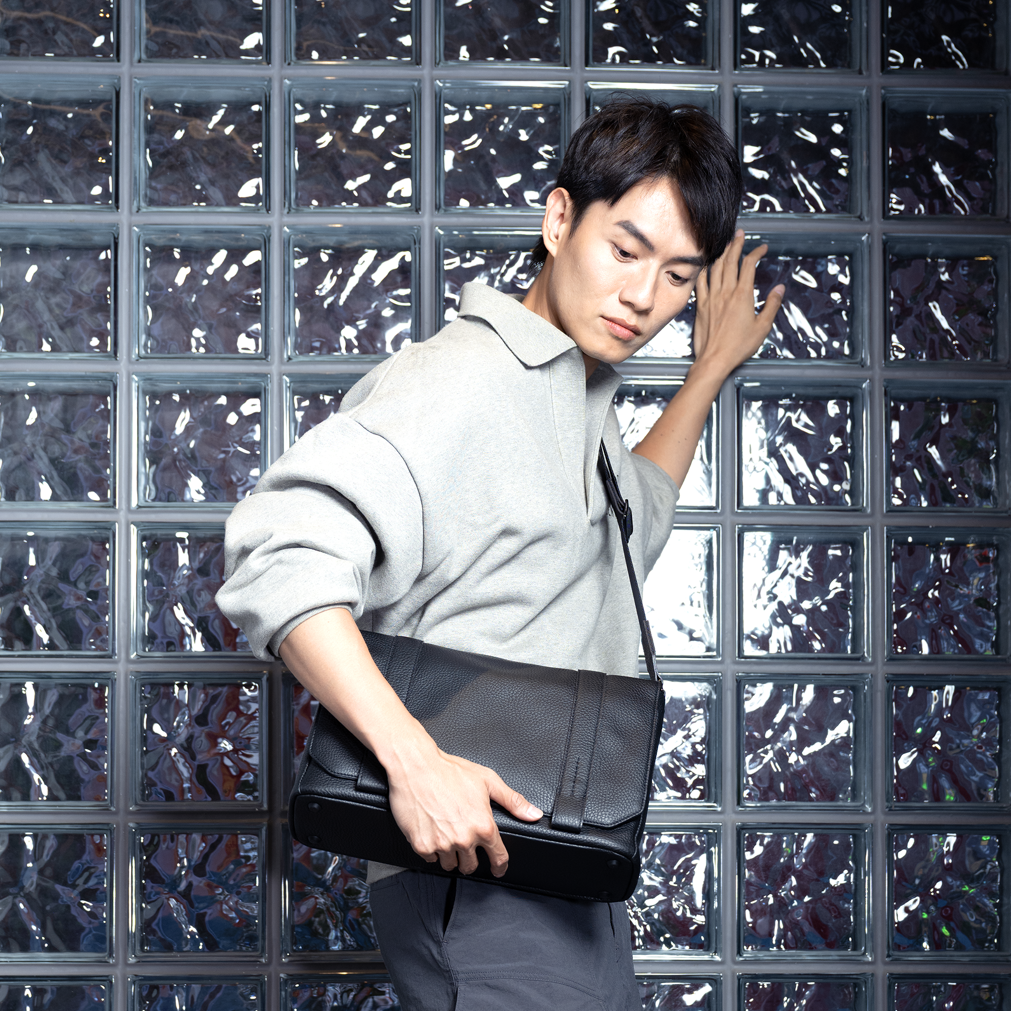 FUJITAKA｜Alta 皮革郵差包 (黑)