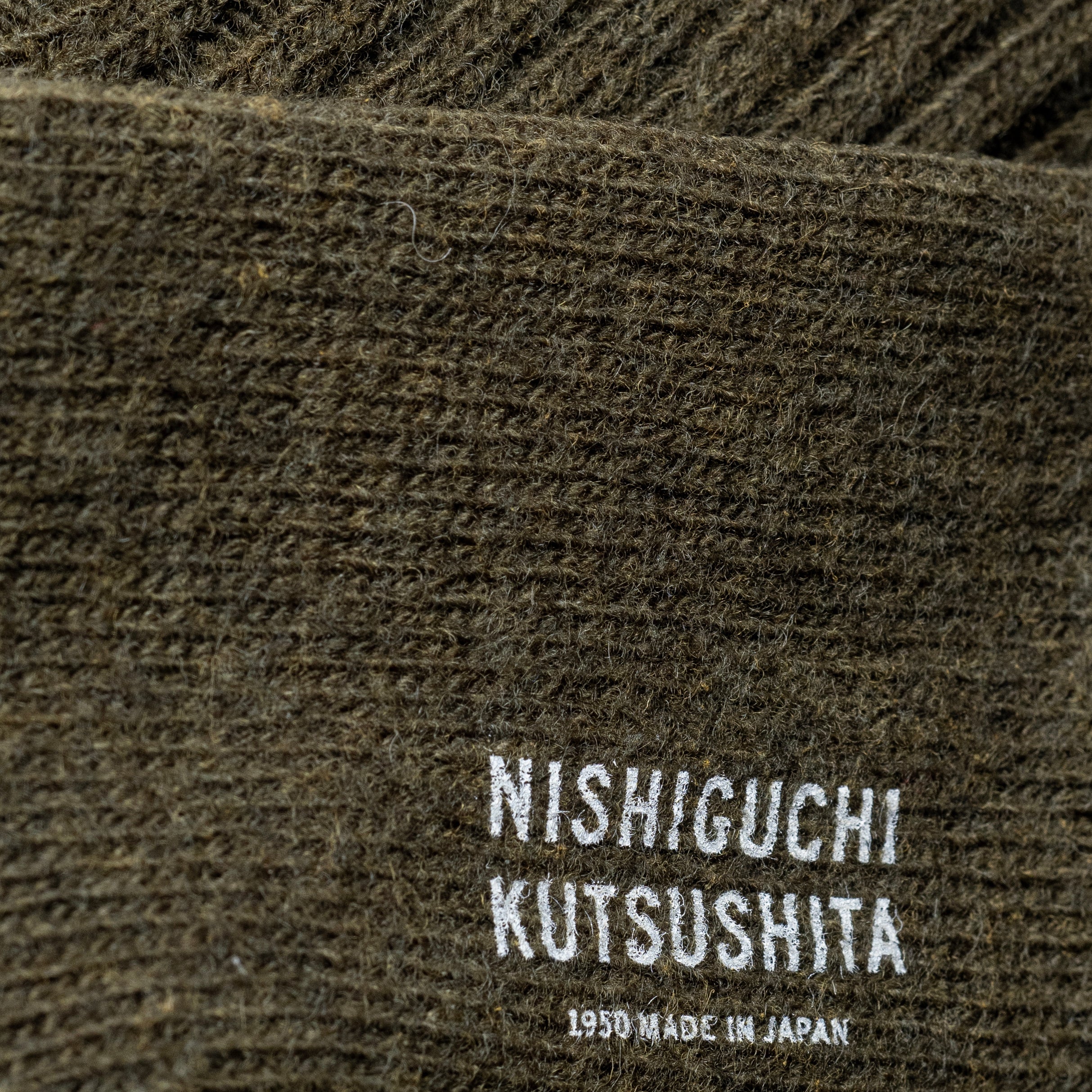 NISHIGUCHI KUTSUSHITA｜Praha 羊毛羅紋中筒襪 (卡其軍綠）