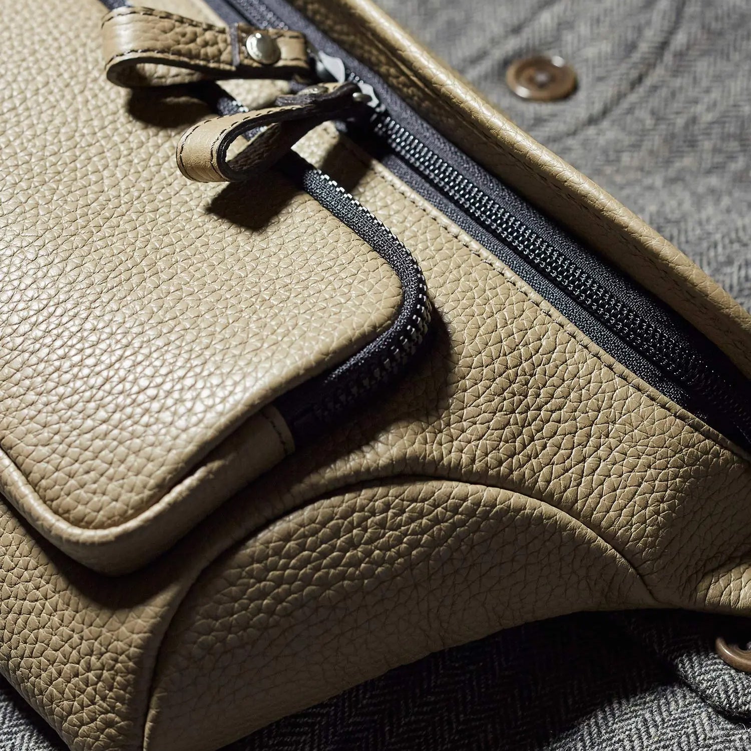 FUJITAKA｜瀨尾浩司 旅行皮革腰包 (卡其棕)